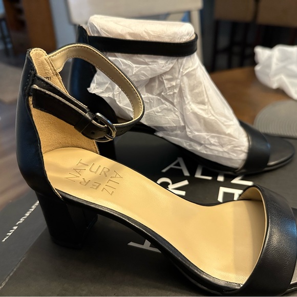 Naturalizer Vera Black Leather Sandals. Sz 5 - Picture 6 of 6